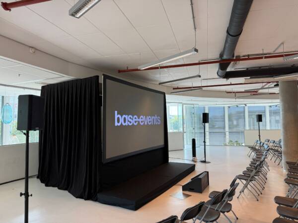 Beamer 8200 Lumen met projectiescherm 355x210cm - Afbeelding 3