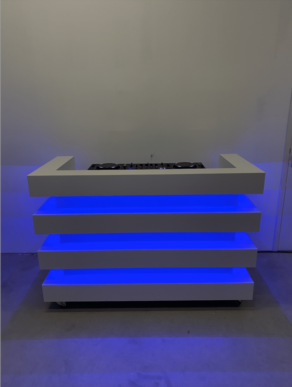 Witte DJ booth op wielen